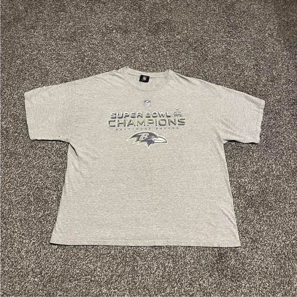 Grey and white Baltimore Ravens Super Bowl XXXV Champions shirt #NFL. Men’s Lrg